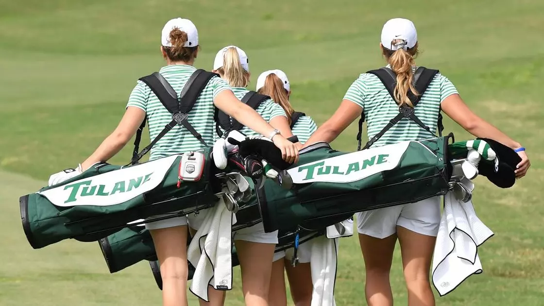 Từ cách đặt bag nhẹ nhàng đến sắp xếp gậy gọn gàng, caddie resort thể hiện sự chuyên nghiệp qua từng chi tiết tưởng chừng nhỏ nhất. (Nguồn ảnh: Trang tin Tulane University Athletics)