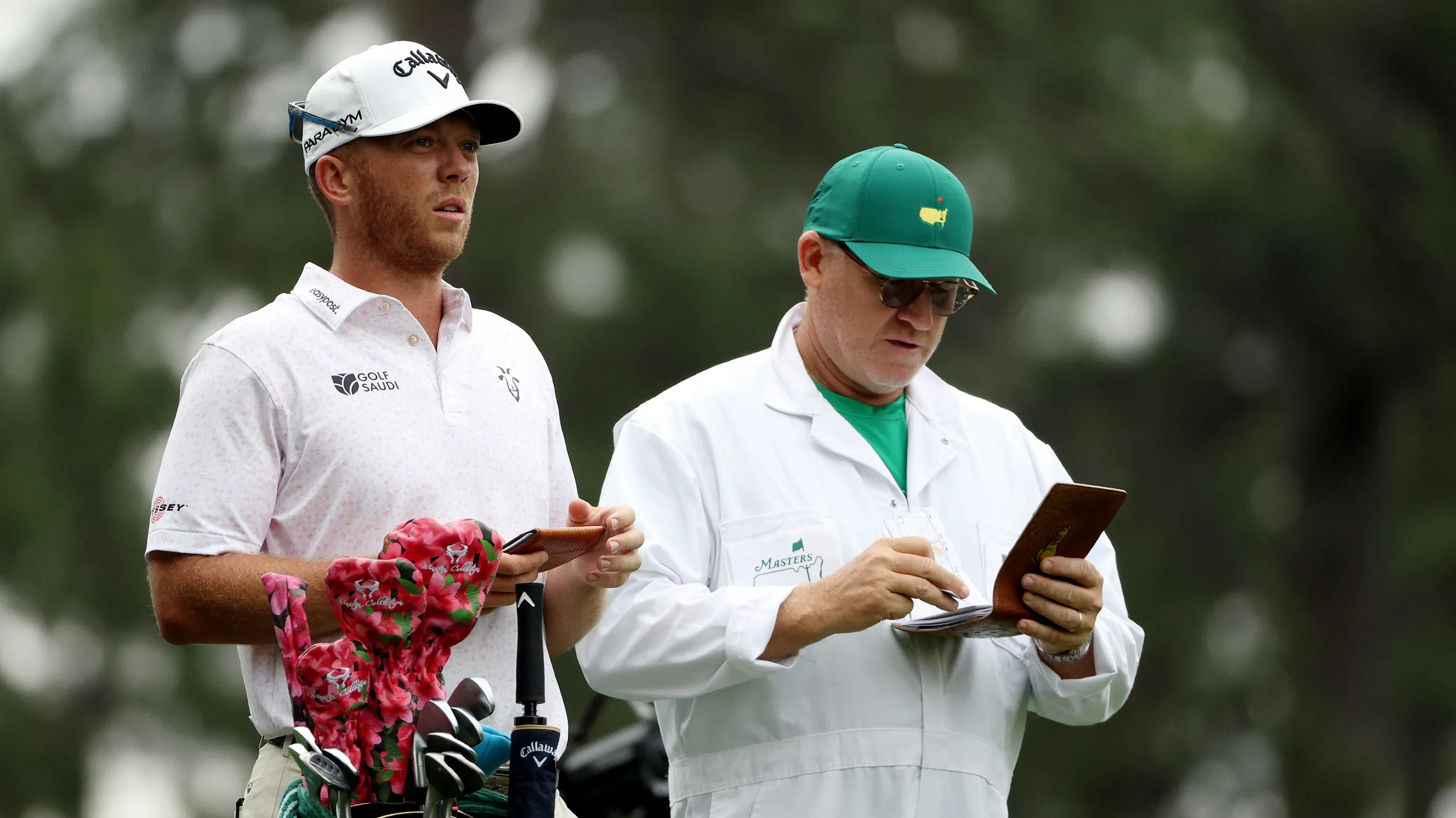 Trên sân golf, caddie giỏi không chỉ nhìn thấy khoảng cách, việc hiểu cấu trúc sân golf còn giúp caddie nhìn thấy đường đi của cú đánh trước khi bóng rời mặt gậy. (Nguồn ảnh: Trang tin Golf Monthly)