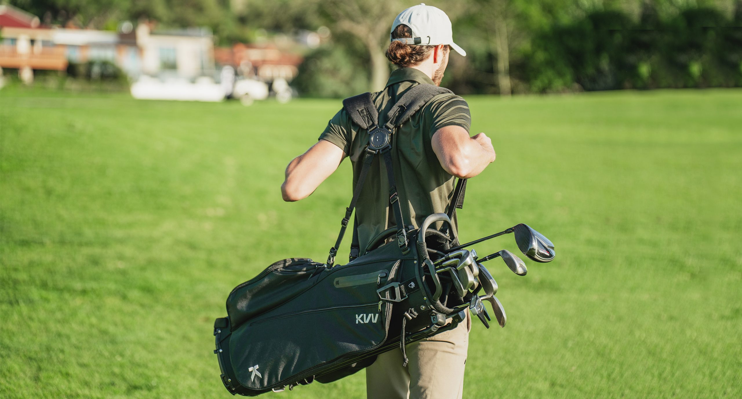 Từ gập gối đến giữ bag sát người, kỹ thuật nhấc chuẩn giúp caddie giảm tải cột sống và phòng ngừa chấn thương tích lũy theo thời gian. (Nguồn ảnh: Trang tin Golf World)