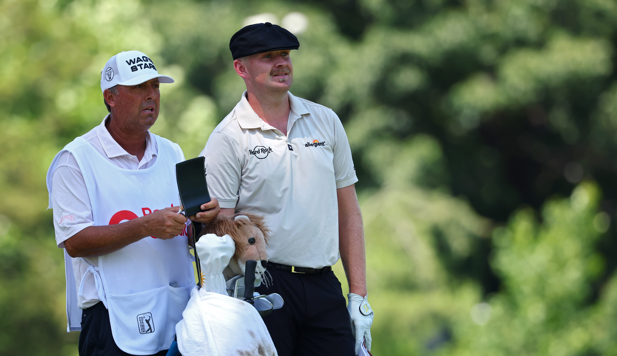 Etiquette không nằm trên bảng luật — nó hiện diện trong từng cử chỉ nhỏ, nơi caddie giữ gìn nhịp điệu và phẩm giá của sân golf. (Nguồn ảnh: Trang tin Golf Monthly)