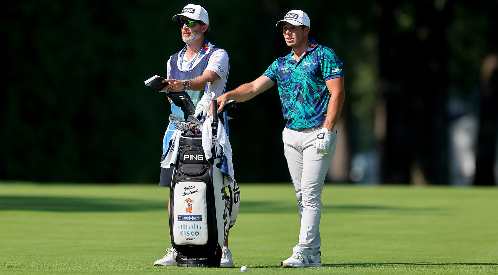 Caddie không chỉ mang gậy — họ là “bản đồ sống” trên sân, đọc địa hình, gió và tâm lý, dẫn lối từng cú đánh của golfer. (Nguồn ảnh: Trang tin Monthly Golf)