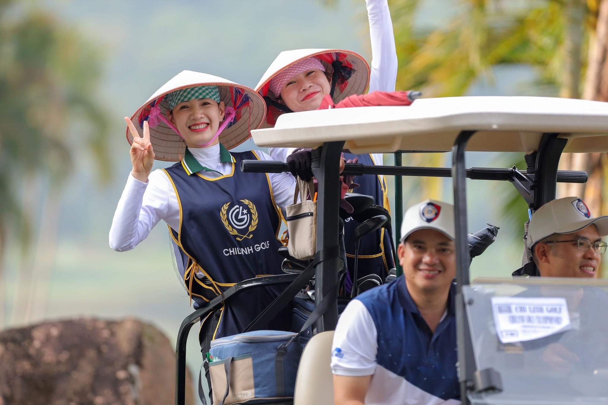 Lương, phí caddie và tip là ba nguồn thu chính, trong đó tiền tip đóng vai trò quyết định mức thu nhập thực tế của caddie. (Nguồn ảnh: Trang tin ezCloud)
