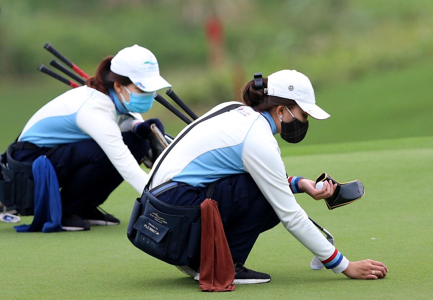 Mỗi tình huống trên sân là một bài toán nhỏ, nơi caddie dùng kiến thức cỏ sân golf để giúp golfer đưa ra lựa chọn đúng. (Nguồn ảnh: Trang tin Aristino)