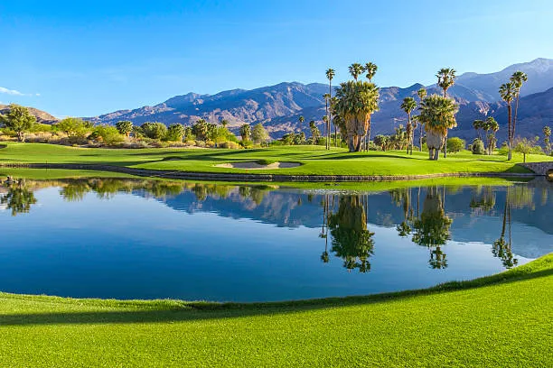 Yếu tố nước không chỉ là chướng ngại vật, mà còn là áp lực tâm lý, buộc golfer và caddie tính toán hướng đánh an toàn. (Nguồn ảnh: Trang tin iStock)