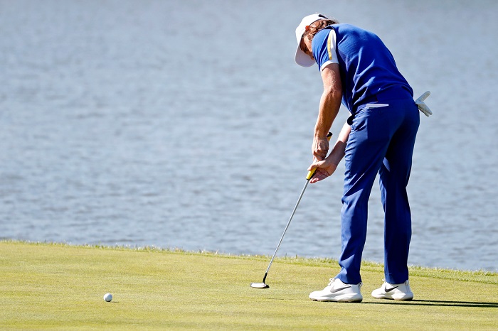 Trong điều kiện gió mạnh, một cú putt không còn đơn thuần là đọc slope — mà là bài toán của không khí và cảm giác. (Nguồn ảnh: Trang tin Golf Edit)