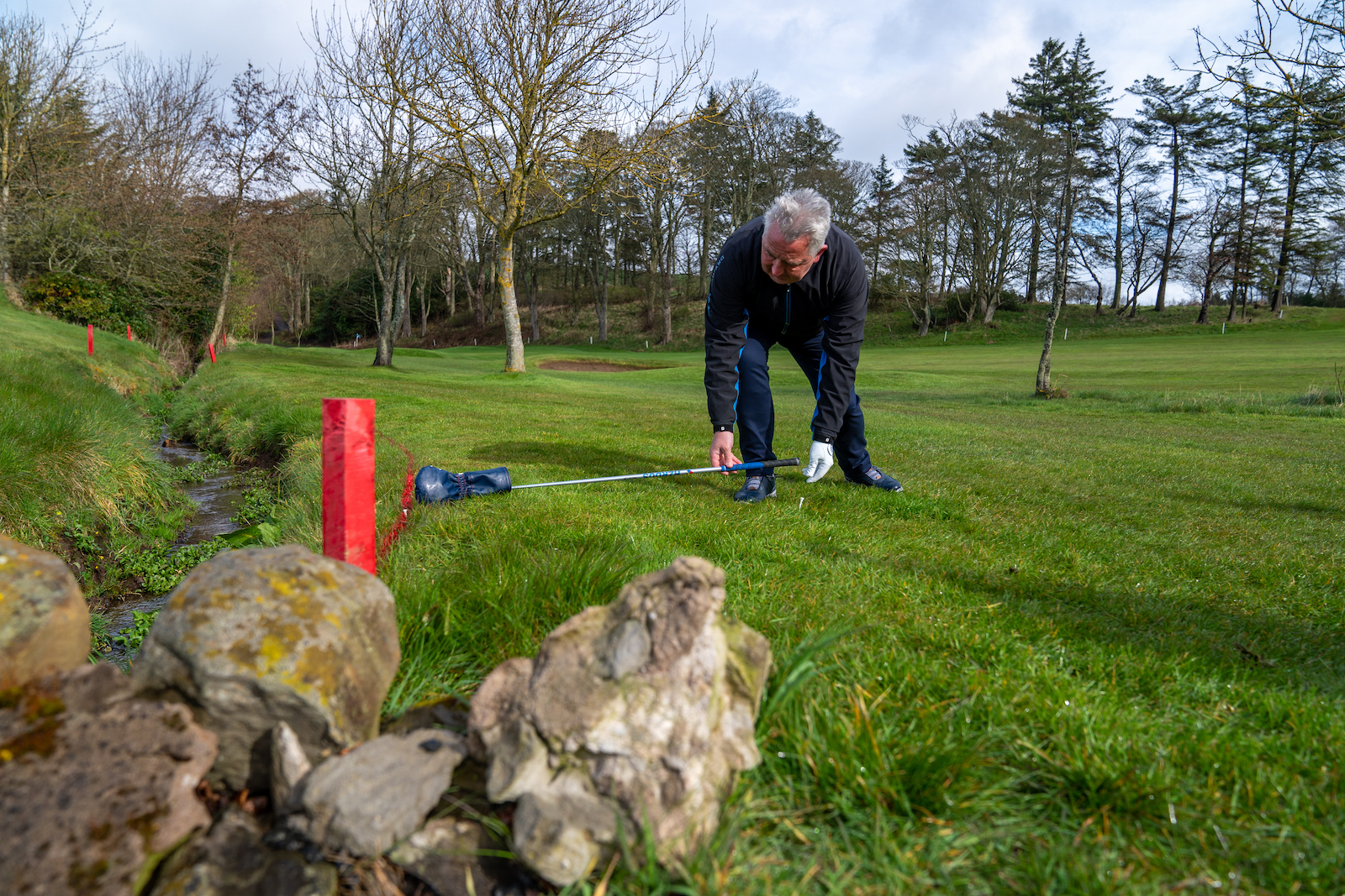 Với lateral relief, cọc đỏ cho phép golfer tiếp tục cuộc chơi gần vị trí lỗi—giảm thiểu gián đoạn và giữ lợi thế chiến thuật. (Nguồn ảnh: Trang tin Vietnam Golf Magazine)