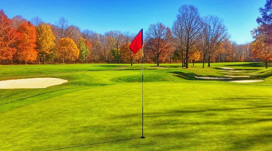 Từ par 3 ngắn đến par 5 dài, mỗi hố đặt ra thử thách riêng, góp phần tạo nên tổng thể 18 hố đầy biến hóa. (Nguồn ảnh: Trang tin Tripadvisor)