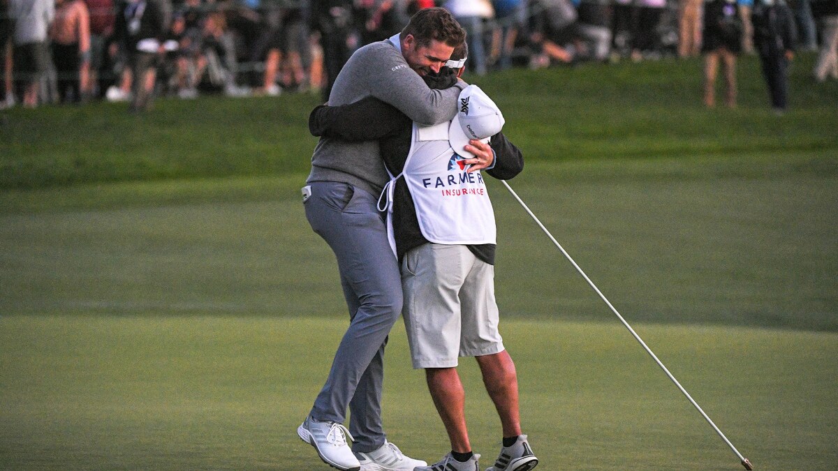 Thu nhập caddie không chỉ từ lương cố định, mà còn đến từ tiền tip — yếu tố phản ánh trực tiếp chất lượng phục vụ trên sân golf. (Nguồn ảnh: Trang tin Golf Channel)