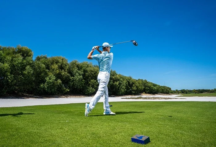 Golf là hành trình từ tee đến green, nơi mỗi cú đánh như một bước đi, tích lũy để hoàn thành vòng đấu với ít sai số nhất. (Nguồn ảnh: Trang tin Vinpearl Golf)