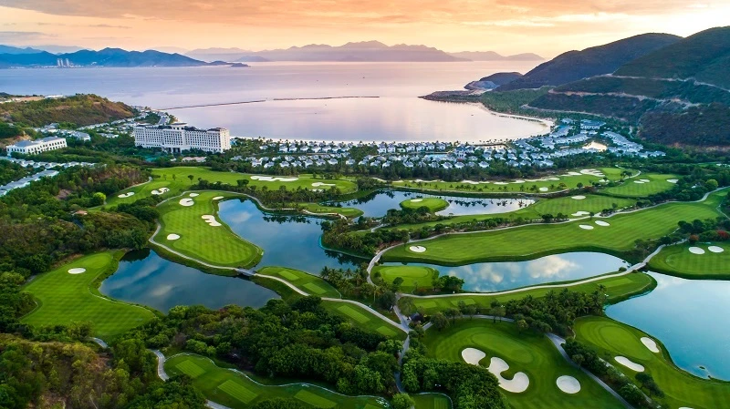 Vinpearl Bãi Tre định vị resort golf 6 sao tại Nha Trang, nhắm golfer quốc tế, hướng đưa Việt Nam vào bản đồ golf luxury toàn cầu. Nguồn ảnh: Trang tin Vietnam Golf Magazine)