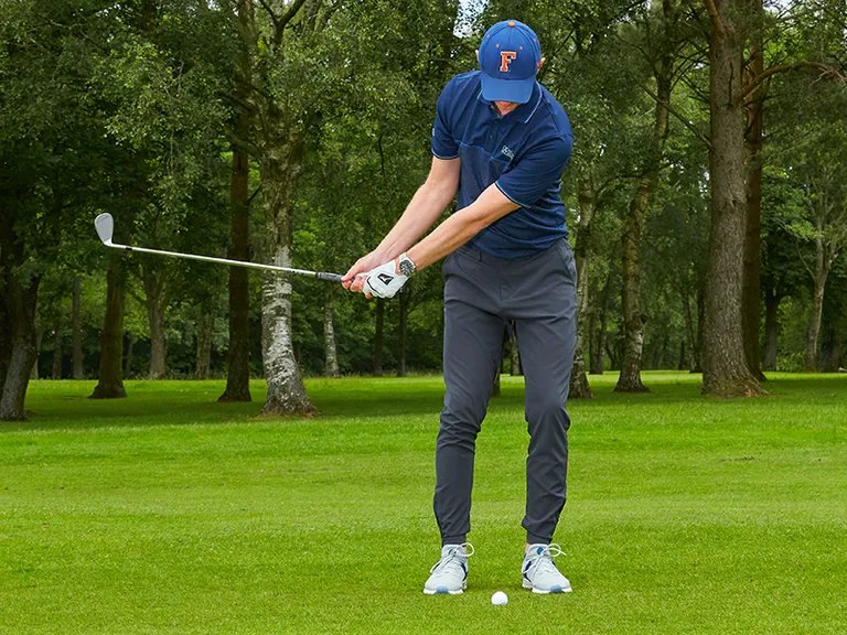 Pitch shot trong golf yêu cầu kiểm soát độ dài backswing để điều chỉnh khoảng cách và quỹ đạo bóng chính xác quanh green. (Nguồn ảnh: Trang tin Vietnam Golf Magazine)