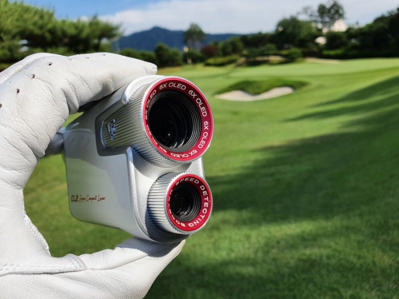 Rangefinder golf cung cấp khoảng cách chính xác, nhưng caddie mới là người biến dữ liệu thành quyết định gậy phù hợp trên sân. (Nguồn ảnh: Trang tin Naver)