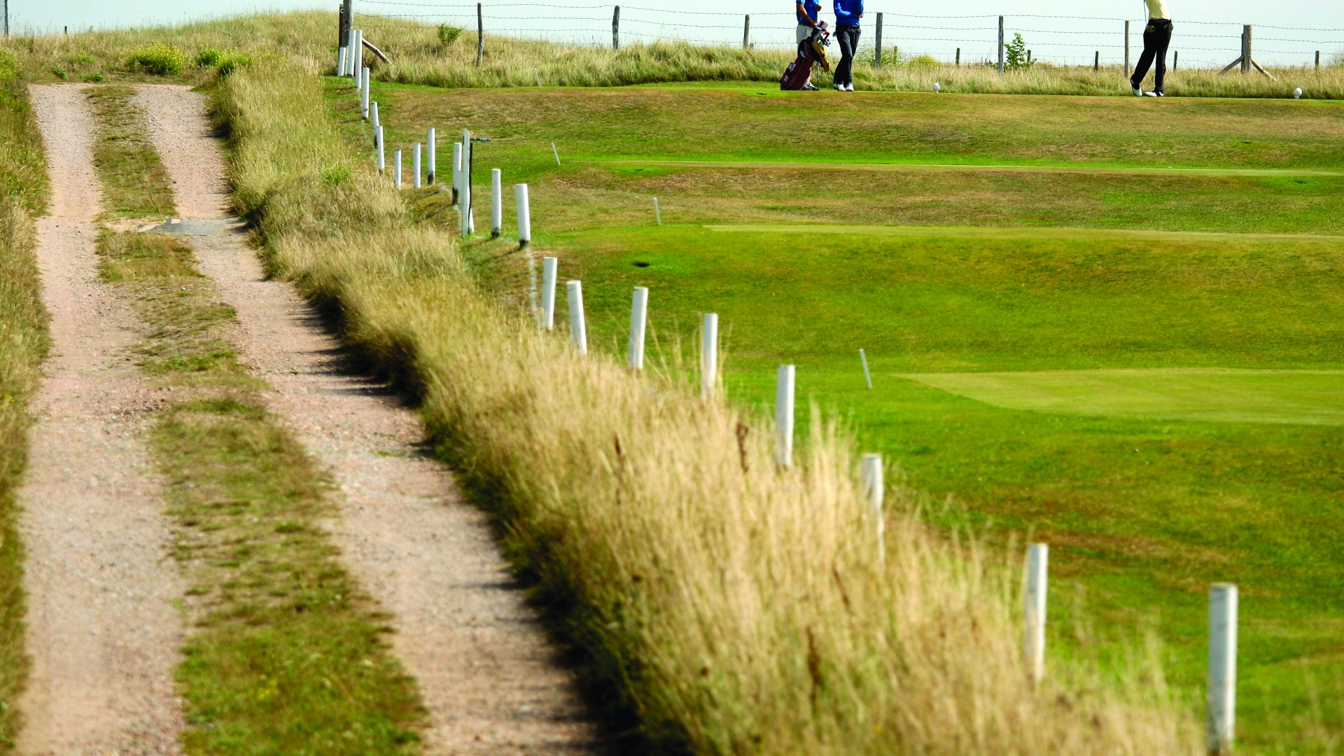 Bóng golf ra ngoài biên sân OB sẽ bị phạt gậy và phải xử lý theo luật stroke-and-distance hoặc Local Rule của sân. (Nguồn ảnh: Trang tin Vietnam Golf Magazine)