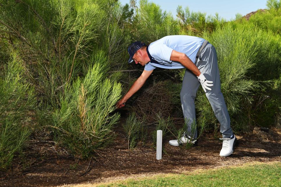 Bóng Ra OB (Out Of Bounds) Trong Golf: Cọc Trắng Và Cách Xử Lý