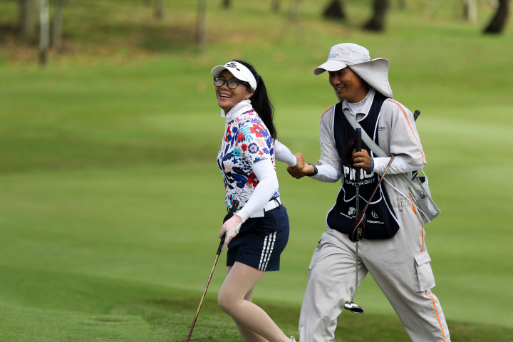 Tiếng Anh đang trở thành kỹ năng tạo khác biệt lớn nhất cho caddie golf Việt Nam trong việc phục vụ khách quốc tế và tăng thu nhập.  (Nguồn ảnh: Trang tin Vietnam Golf Magazine)
