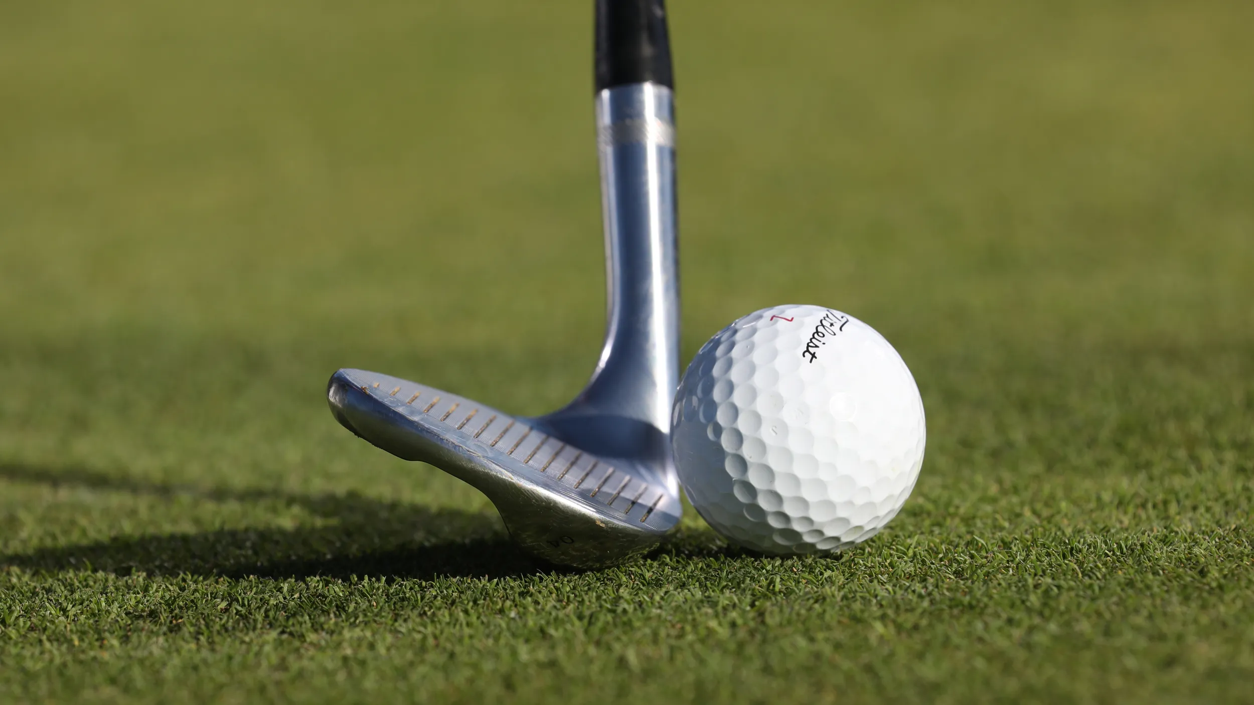 Golf Ball Rollback: Quả Bóng Golf Sắp Bị “Bóp” 15 Yard, Vì Sao Cả Làng Pro Phản Đối?