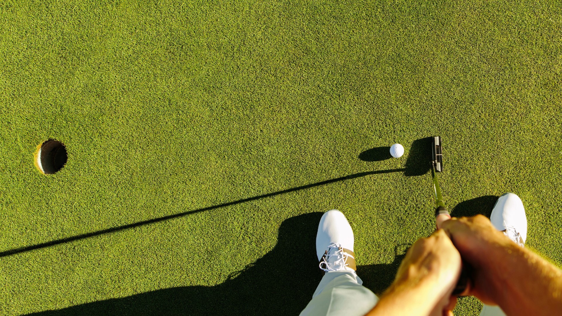 Backswing và follow-through cân bằng giúp golfer duy trì nhịp putt ổn định và kiểm soát khoảng cách tốt hơn trên green. (Nguồn ảnh: Trang tin Performance Golf)