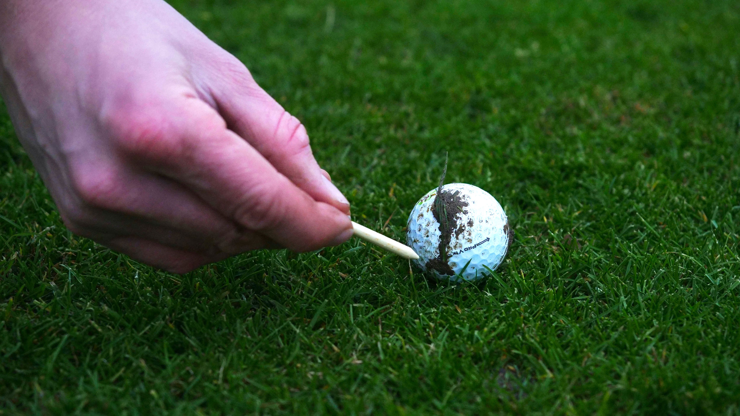Theo Rules of Golf, thời gian tìm bóng được tính từ lúc golfer hoặc caddie bắt đầu tìm kiếm, không phải khi bóng rơi xuống. (Nguồn ảnh: Trang tin Vietnam Golf Magazine)