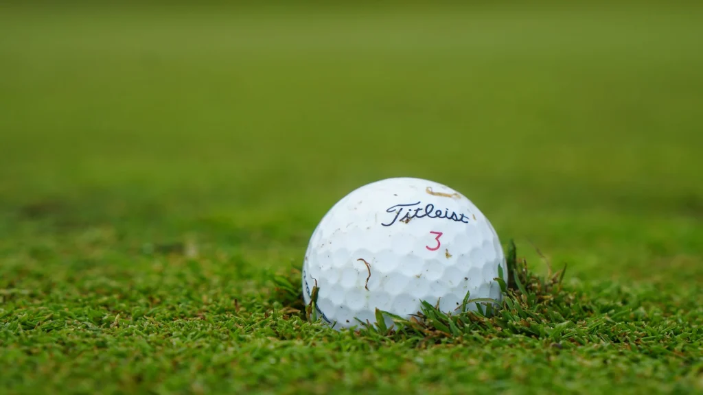 Play It As It Lies: Nguyên Tắc Bóng Nằm Đâu Đánh Đó Trong Golf