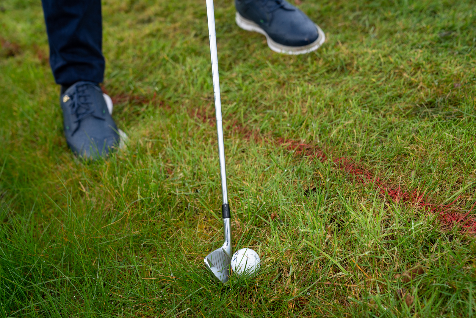 Sai lầm phổ biến của golfer mới là quên cộng gậy phạt khi mất bóng, dẫn đến đếm sai score theo Rule 18.2b. (Nguồn ảnh: Trang tin Golf Edit)