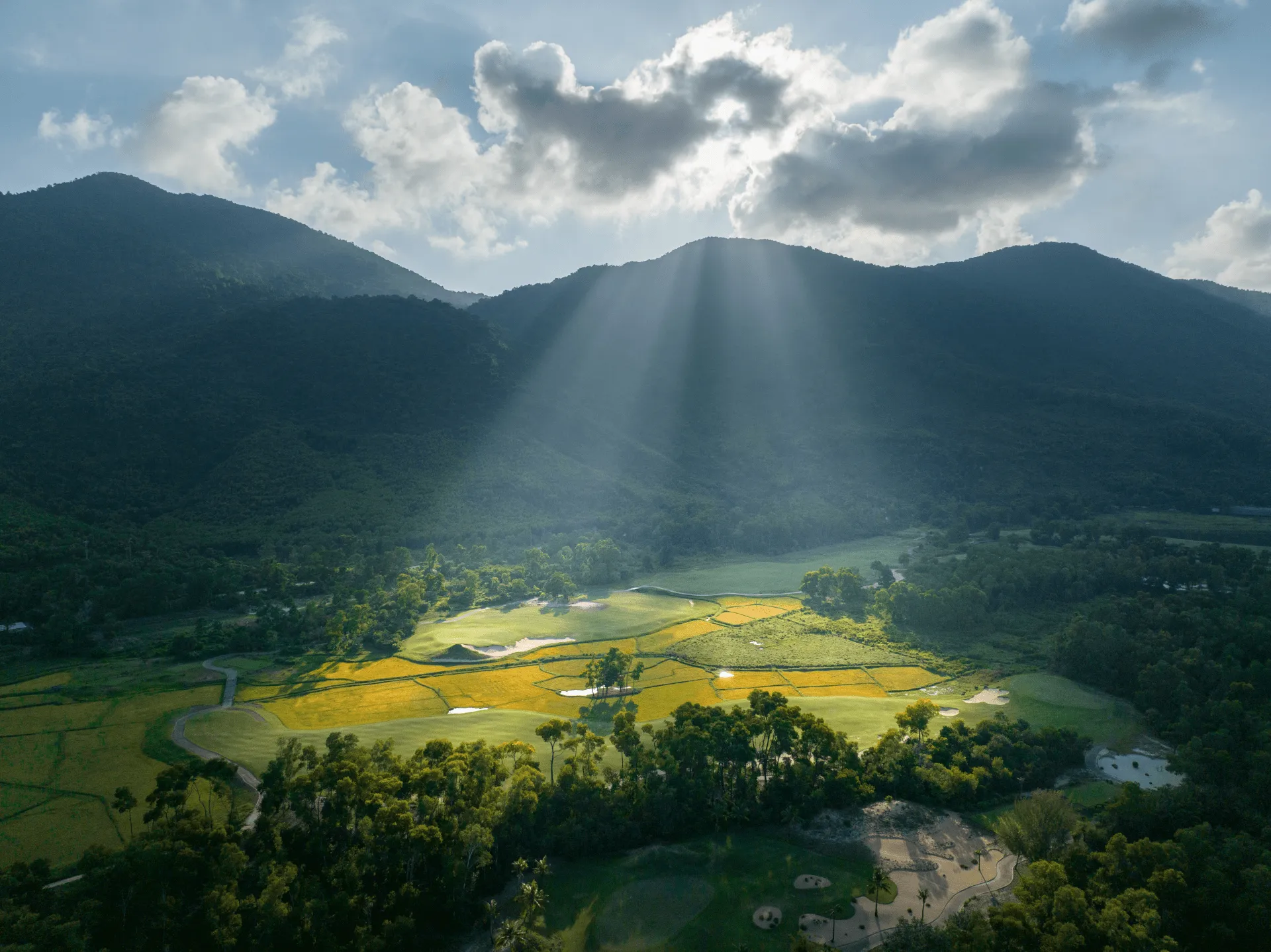 Tăng trưởng golf Việt Nam ấn tượng về số lượng sân và golfer, nhưng cấu trúc thị trường vẫn còn nhiều khoảng trống cần hoàn thiện. (Nguồn ảnh: Trang tin Vietnam Golf Magazine)