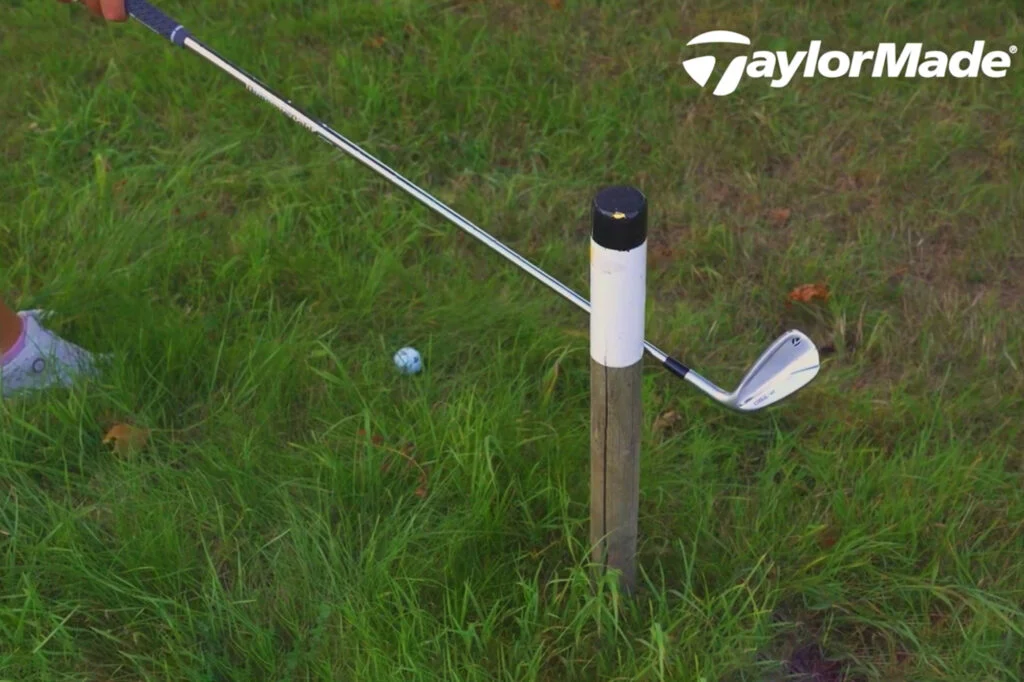 Theo Rules of Golf, chỉ cần một phần bóng còn nằm trên đường biên thì bóng vẫn được xem là in bounds hợp lệ. (Nguồn ảnh: Trang tin TaylorMade)