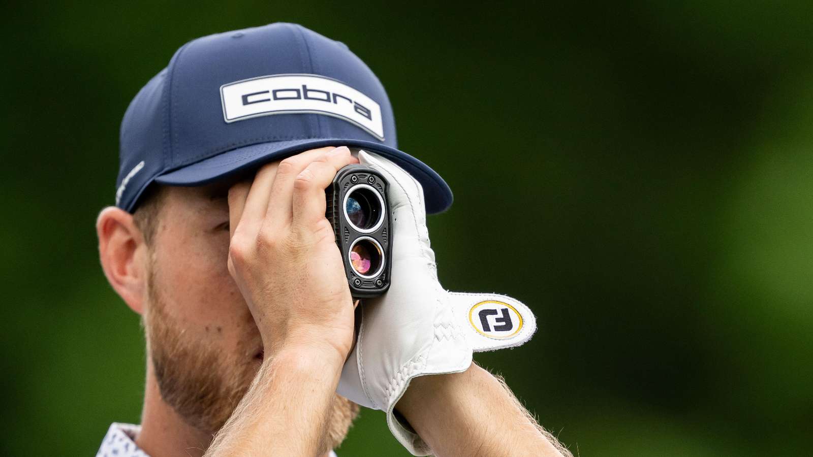 Từ tư thế cầm máy đến quy trình lock mục tiêu, kỹ thuật đo khoảng cách golf quyết định độ chính xác và chất lượng tư vấn. (Nguồn ảnh: Trang tin Golf365)