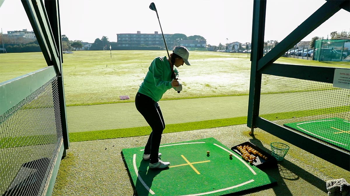 Người mới chơi golf thường cần 6–12 tháng để chuyển từ tập swing cơ bản sang hoàn thành vòng đấu thực tế trên sân lớn. (Nguồn ảnh: Trang tin Vietnam Golf Magazine)