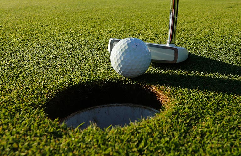 Rule 9.1 nhấn mạnh tính trung thực của golf: golfer không được dùng tay hay chân để dịch chuyển bóng sang vị trí dễ hơn. (Nguồn ảnh: Trang tin Golf)