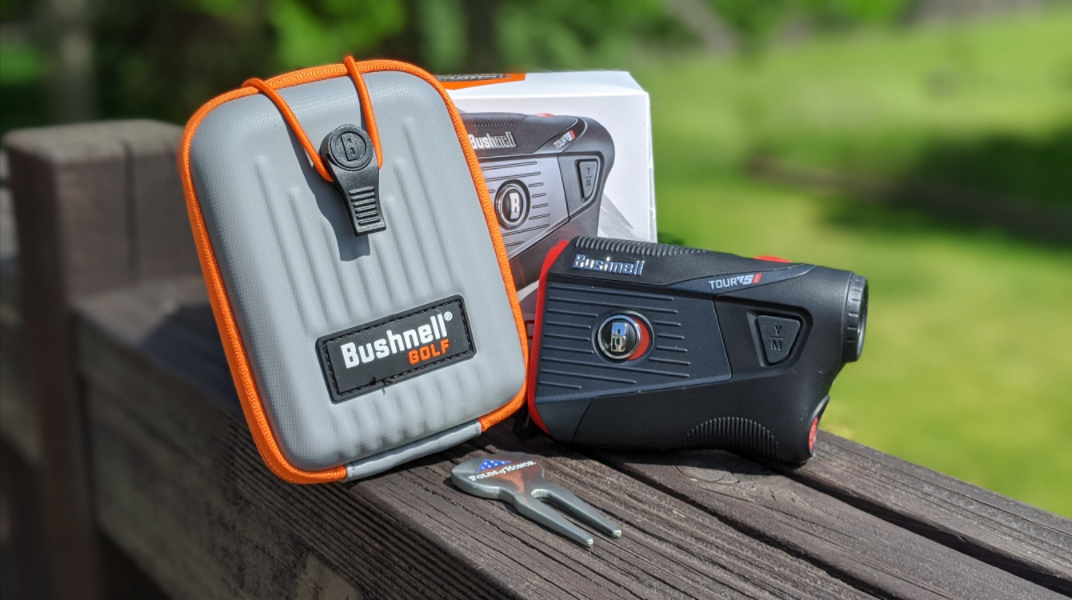 Caddie dùng rangefinder cần thao tác chính xác, trả máy đúng cách và bảo quản thiết bị golf cẩn thận trong mọi điều kiện thời tiết. (Nguồn ảnh: Trang tin Golf Group)