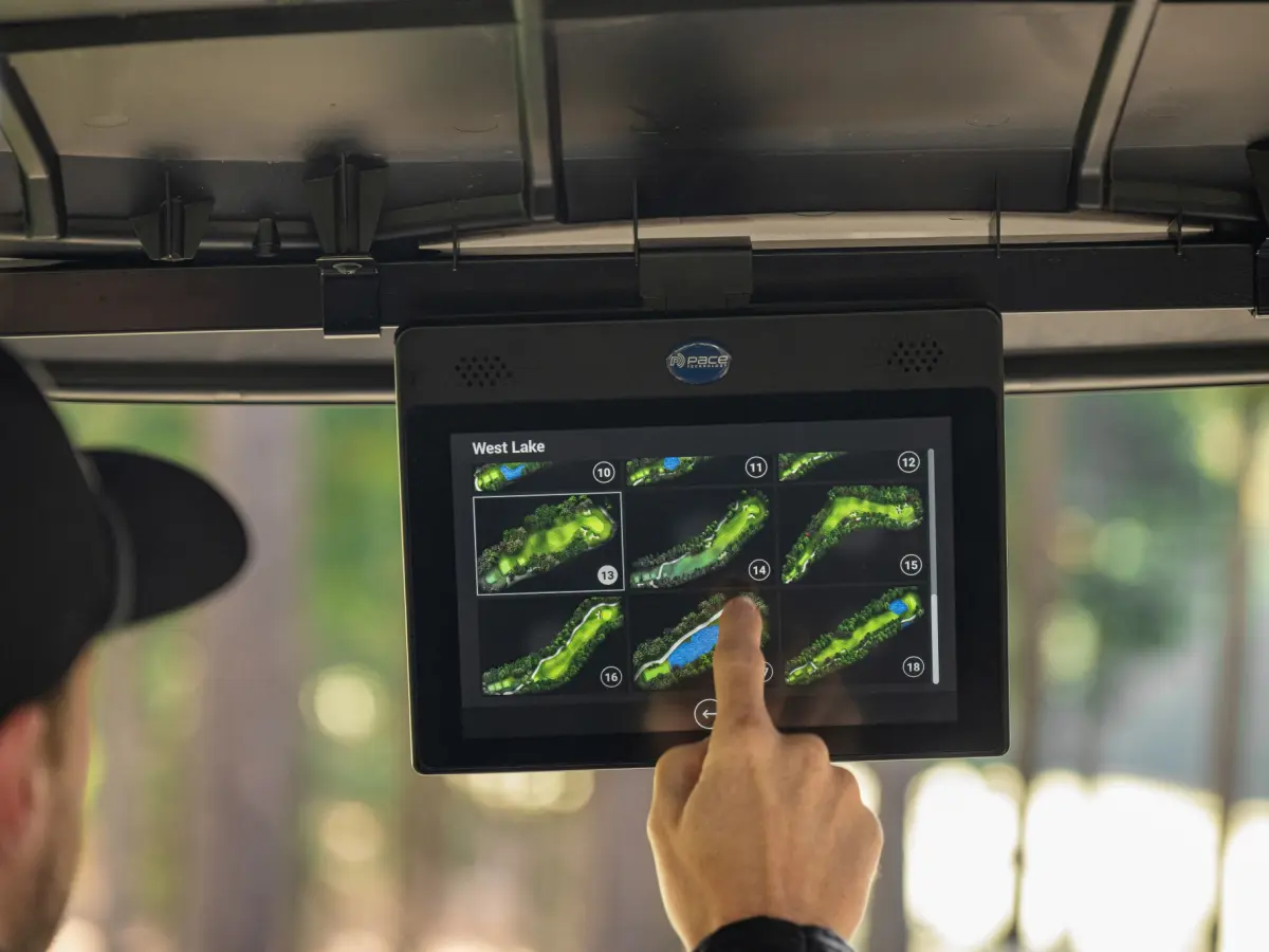 GPS cart không chỉ là con số, mà là “la bàn chiến thuật” khi caddie biết cách hiệu chỉnh theo vị trí thực tế. (Nguồn ảnh: Trang tin PACE Technology)