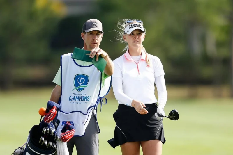 Caddie được phép tư vấn gậy, đọc line putt, tìm bóng, chăm sóc sân và hỗ trợ golfer theo Rule 10.3b trong mọi tình huống thi đấu. (Nguồn ảnh: Trang tin Golf Việt Nam)
