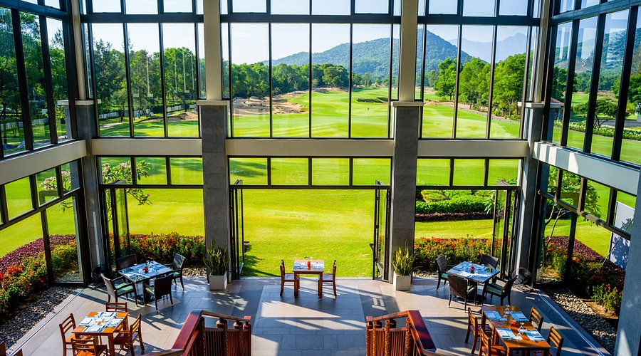 Từ quán café kết hợp sân tập đến simulator bar, golf dần trở thành trải nghiệm xã hội thay vì môn thể thao khó tiếp cận. (Nguồn ảnh: Trang tin Tripadvisor)