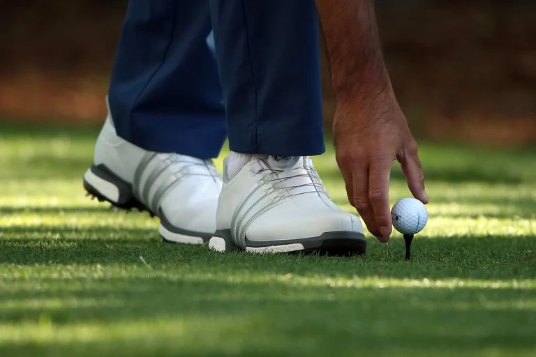Phân biệt bóng rơi khỏi tee và swing trượt bóng: rơi khỏi tee không tính stroke, whiff vẫn tính 1 gậy theo Rules of Golf. (Nguồn ảnh: Trang tin Golf Việt)