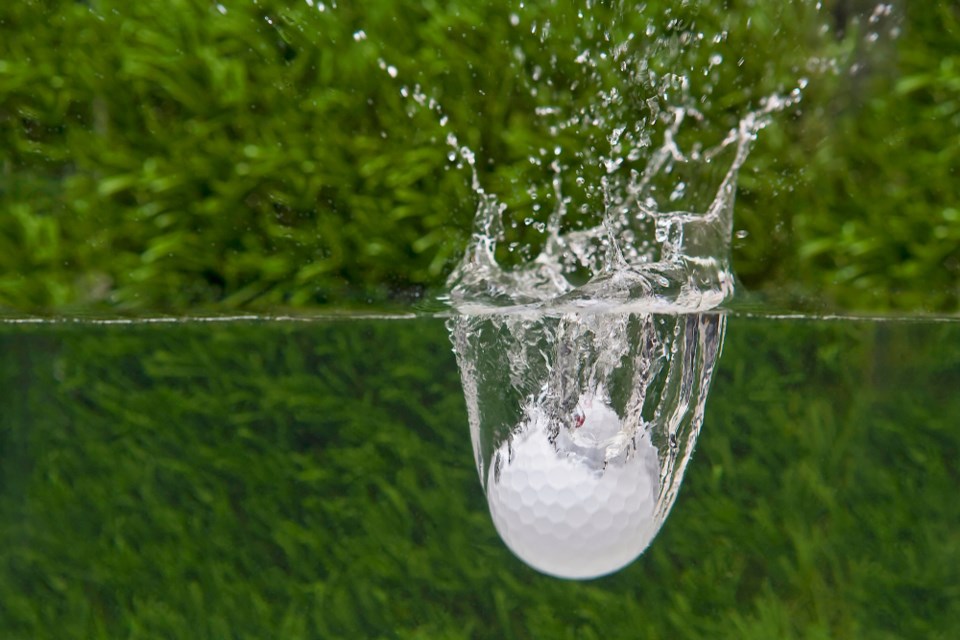 Các luật golf quan trọng về drop bóng, vật cản và tốc độ chơi là nền tảng mà mọi golfer mới nên học từ sớm. (Nguồn ảnh: Trang tin Vienam Golf Magazine)