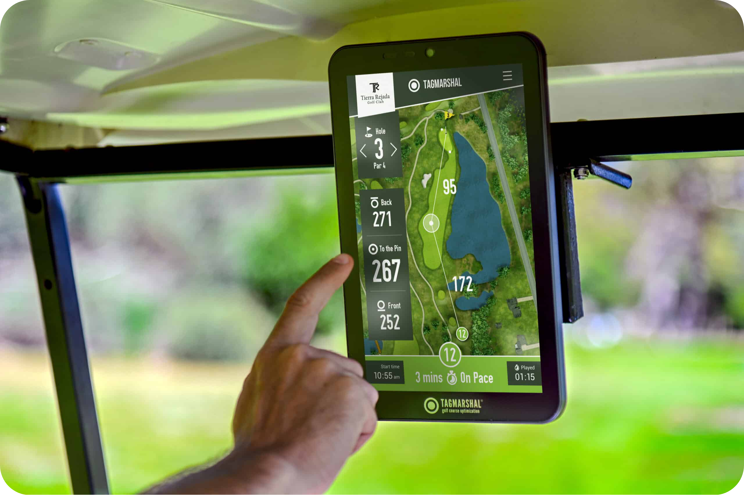 GPS golf trên xe giúp hiển thị bản đồ hố và khoảng cách real-time, hỗ trợ caddie và golfer ra quyết định chính xác hơn. (Nguồn ảnh: Trang tin Vietnam Golf Magazine)