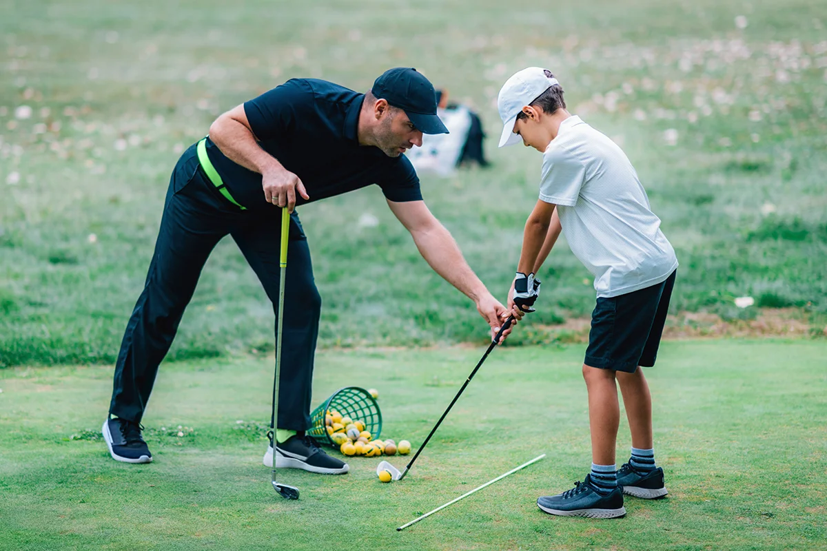 Chi phí học golf tăng theo từng giai đoạn, từ xây nền tảng kỹ thuật đến lên sân 18 hố và sở hữu bộ gậy riêng. (Nguồn ảnh: Trang tin The Golf Sensie)
