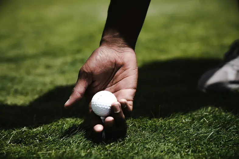 Hết thời gian tìm bóng, bóng được xem là lost ball — golfer áp dụng stroke-and-distance và mất cả khoảng cách lẫn gậy phạt. (Nguồn ảnh: Trang tin Golf.com)