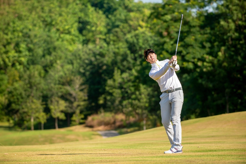 Drop bóng đúng cách là kỹ năng cơ bản giúp golfer tránh phạm luật trong các tình huống relief trên sân golf. (Nguồn ảnh: Trang tin SkyGolf)