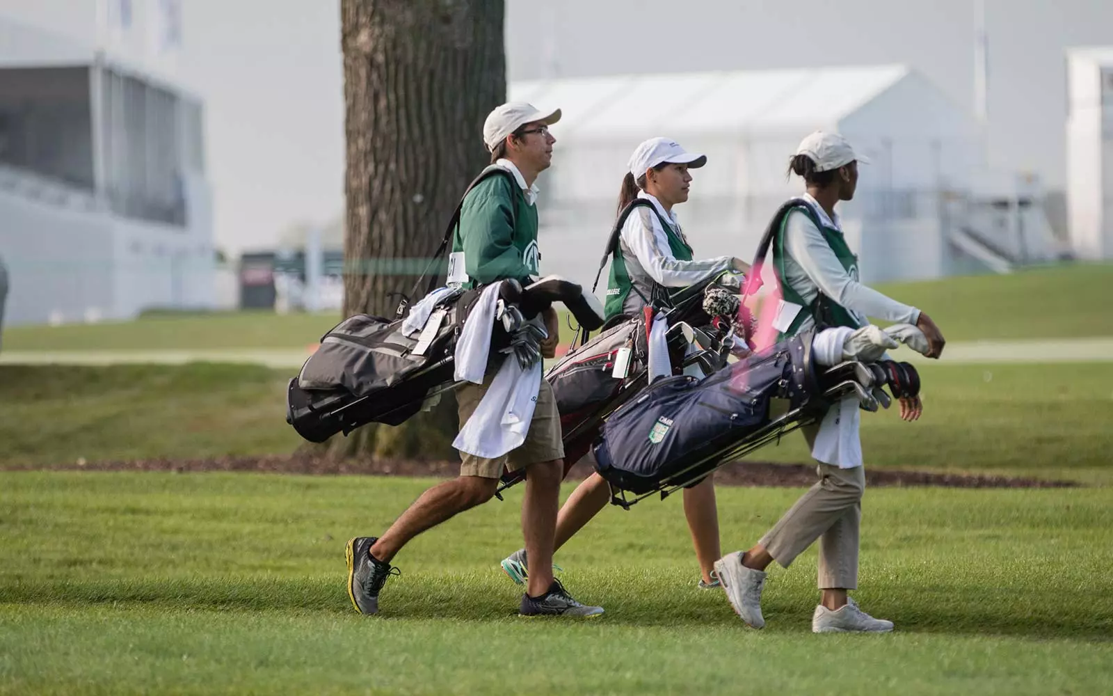 Rule 10.3c quy định: mọi lỗi của caddie, kể cả vô tình, đều khiến golfer bị phạt và phải xử lý theo luật hiện hành.  (Nguồn ảnh: Trang tin CafeF)