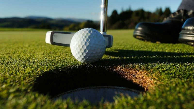 Hành trình học golf hiệu quả bắt đầu từ việc chuẩn bị tài chính, chọn đúng học viện và tiếp cận kiến thức nền tảng chuẩn xác. (Nguồn ảnh: Trang tin Golf Edit) 
