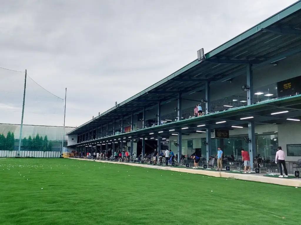 Các học viện golf tại TP.HCM đang đầu tư mạnh vào HLV quốc tế, công nghệ đào tạo và chương trình học bài bản cho golfer mới. (Nguồn ảnh: Sân golf Kỳ Hòa - Thành phố Hồ Chí Minh)