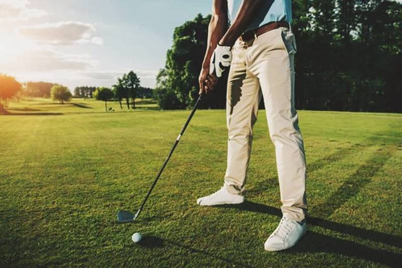Golf là môn thể thao dùng gậy đánh bóng vào lỗ với số gậy ít nhất, thi đấu trên sân 18 hố ngoài trời đầy thử thách.  (Nguồn ảnh: Trang tin Vietnam Golf Magazine)