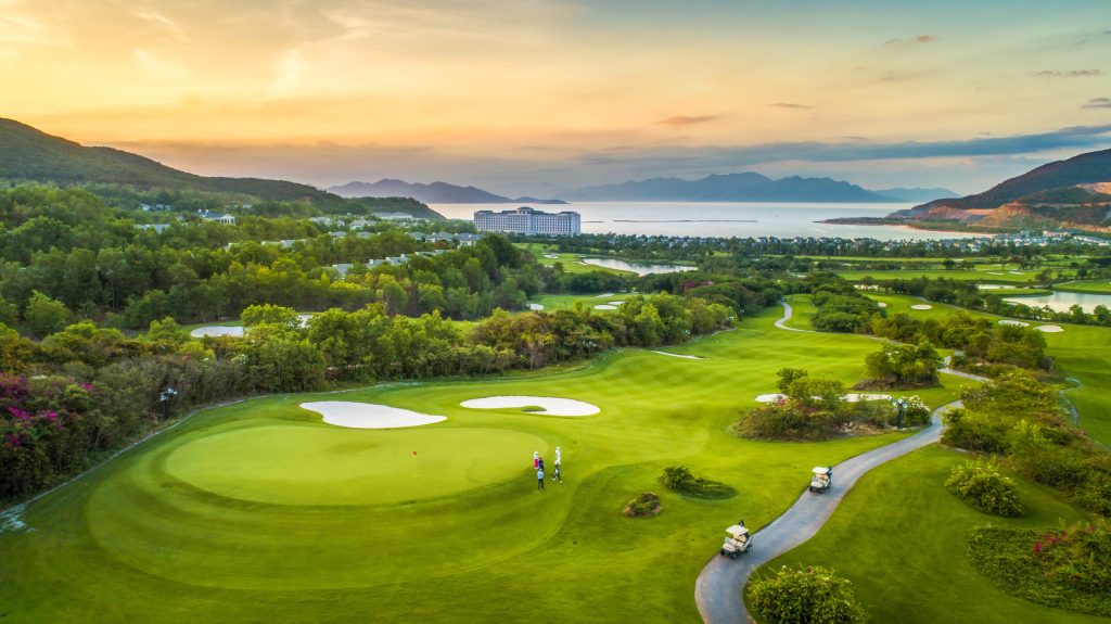 Thuyết “Hai Tam Giác” (Double-Triangle Theory): Bí Mật Của Những Lỗ Golf Hay Nhất