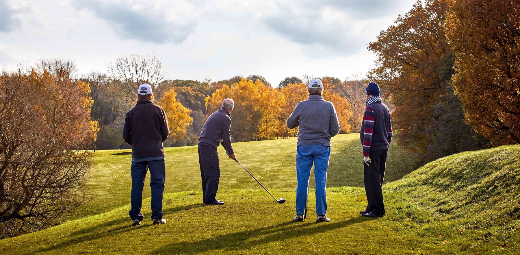 Khác biệt giữa caddie cơ học và caddie chiến thuật nằm ở khả năng đọc thời tiết golf và thích nghi với từng điều kiện sân.  (Nguồn ảnh: Trang tin Vietnam Golf Magazine)