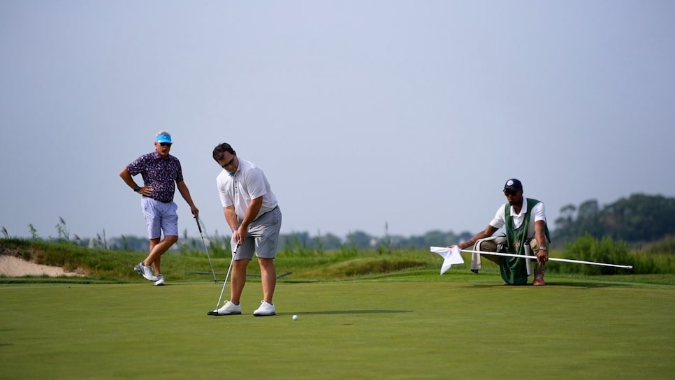 Chơi Ready Golf đúng cách giúp rút ngắn thời gian chờ, chuẩn bị trước khi đến lượt và duy trì nhịp độ mà không hấp tấp. (Nguồn ảnh: Trang tin Vietnam Golf Magazine)