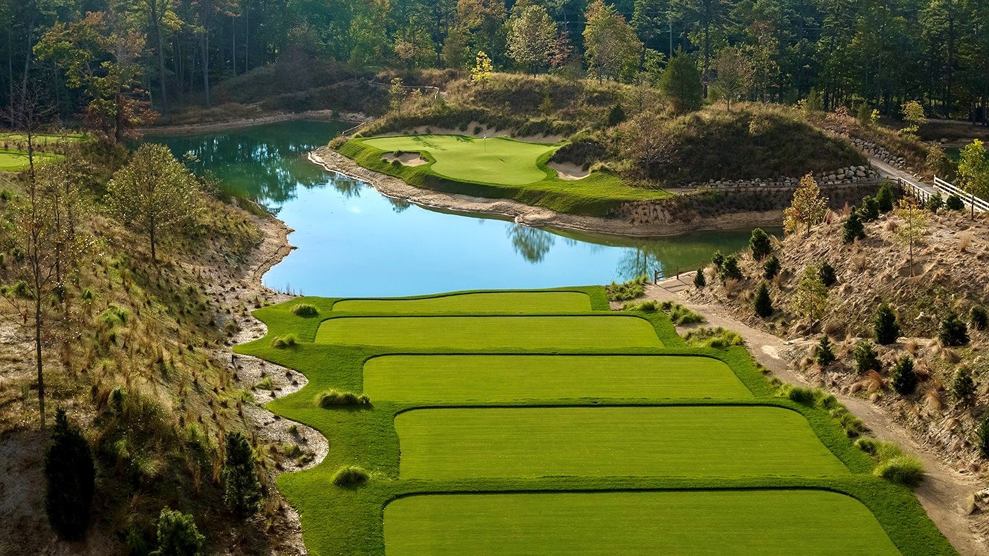 Tại tee số 1, golfer mới nên tập trung vào routine, chọn mục tiêu và gậy tạo sự tự tin thay vì áp lực kết quả. (Nguồn ảnh: Trang tin USGA)