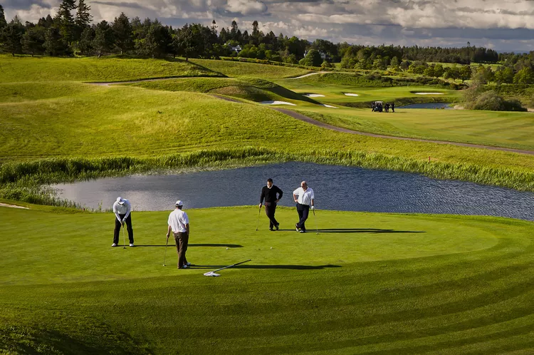 Sân golf cần theo dõi giá bán thực thu thay vì chỉ nhìn giá niêm yết để đánh giá đúng hiệu quả doanh thu theo từng khung giờ. (Nguồn ảnh: Trang tin LiveAbout)