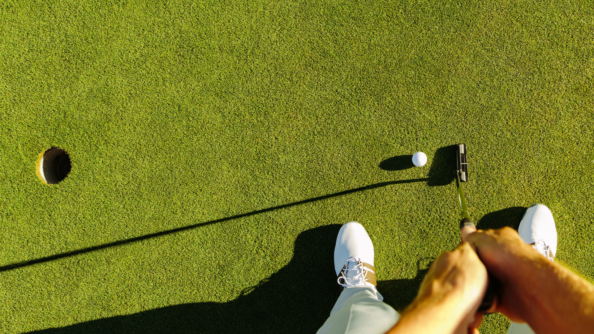 Giải đáp thắc mắc thường gặp về buổi học golf đầu tiên, từ thời lượng, gậy mượn đến việc tập driver và putting. (Nguồn ảnh: Trang tin Performance Golf)