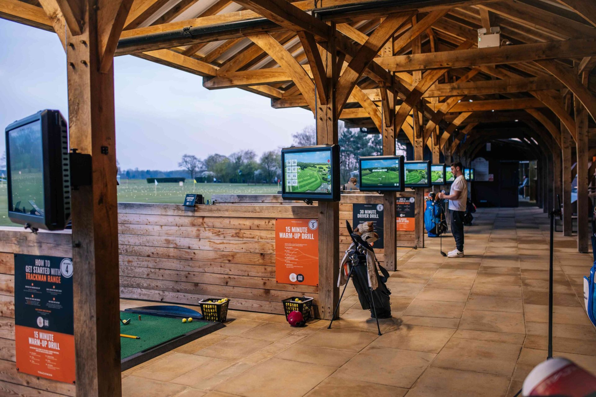 Sân tập golf cung cấp không gian để golfer luyện full swing, putting, chipping và kiểm tra khả năng kiểm soát bóng. (Nguồn ảnh: Trang tin Adlington Golf Centre)